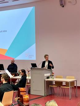 NRW Science Minister Ina Brandes visits the 50th anniversary celebration in the lecture hall